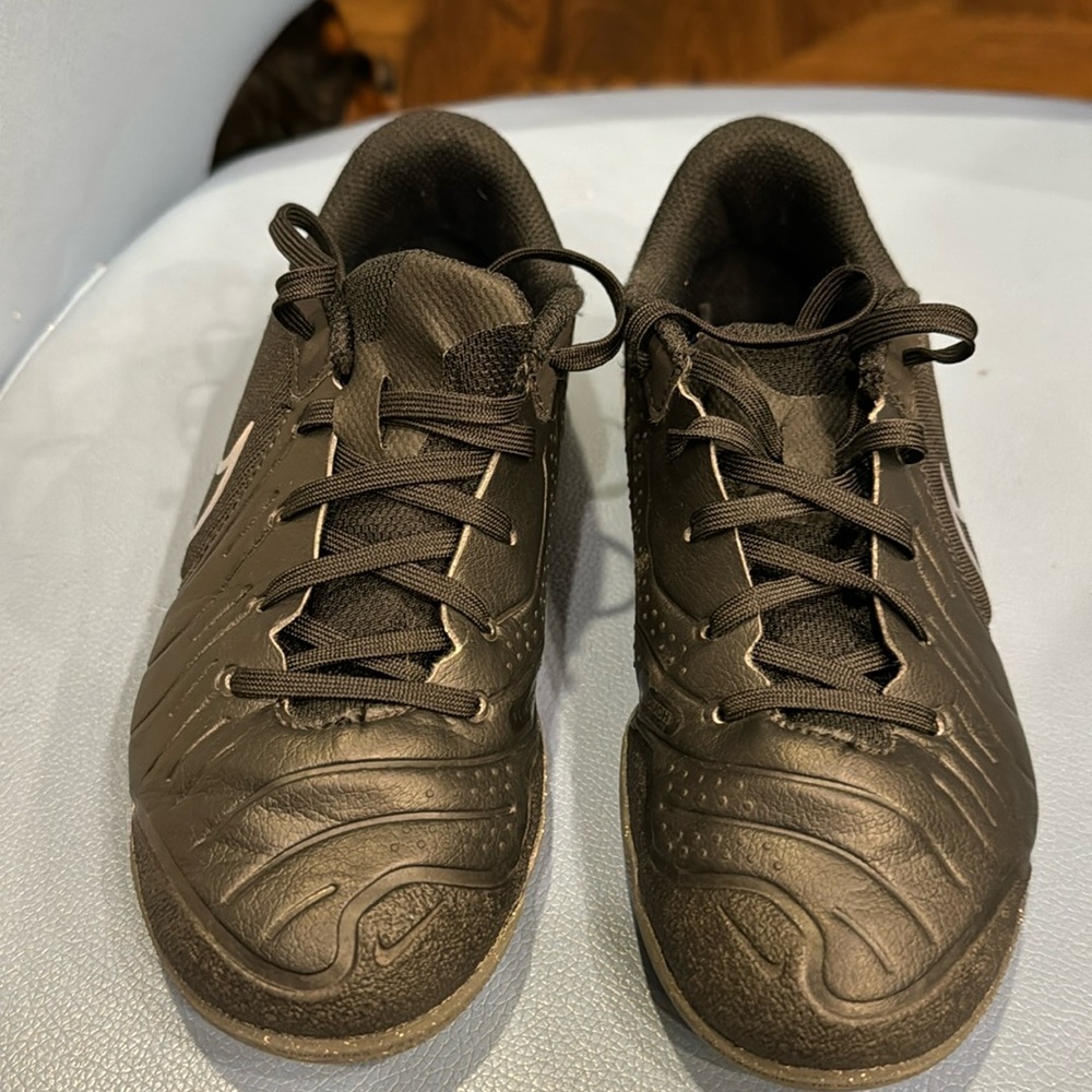 Black Nike indoor soccer shoes excellent condition